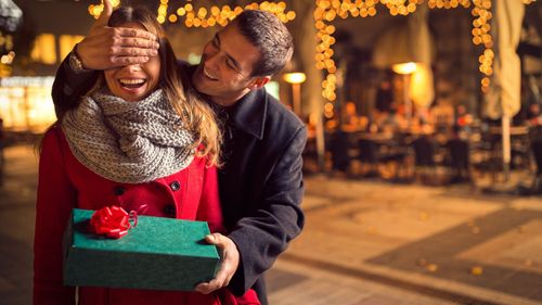 Make Your Special Day More Memorable With These Delightful Anniversary Gifts For Her 