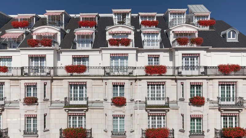 HOTEL LE BRISTOL フランス語 Hotel of the Week: Le Bristol Paris Debuts Collaborations