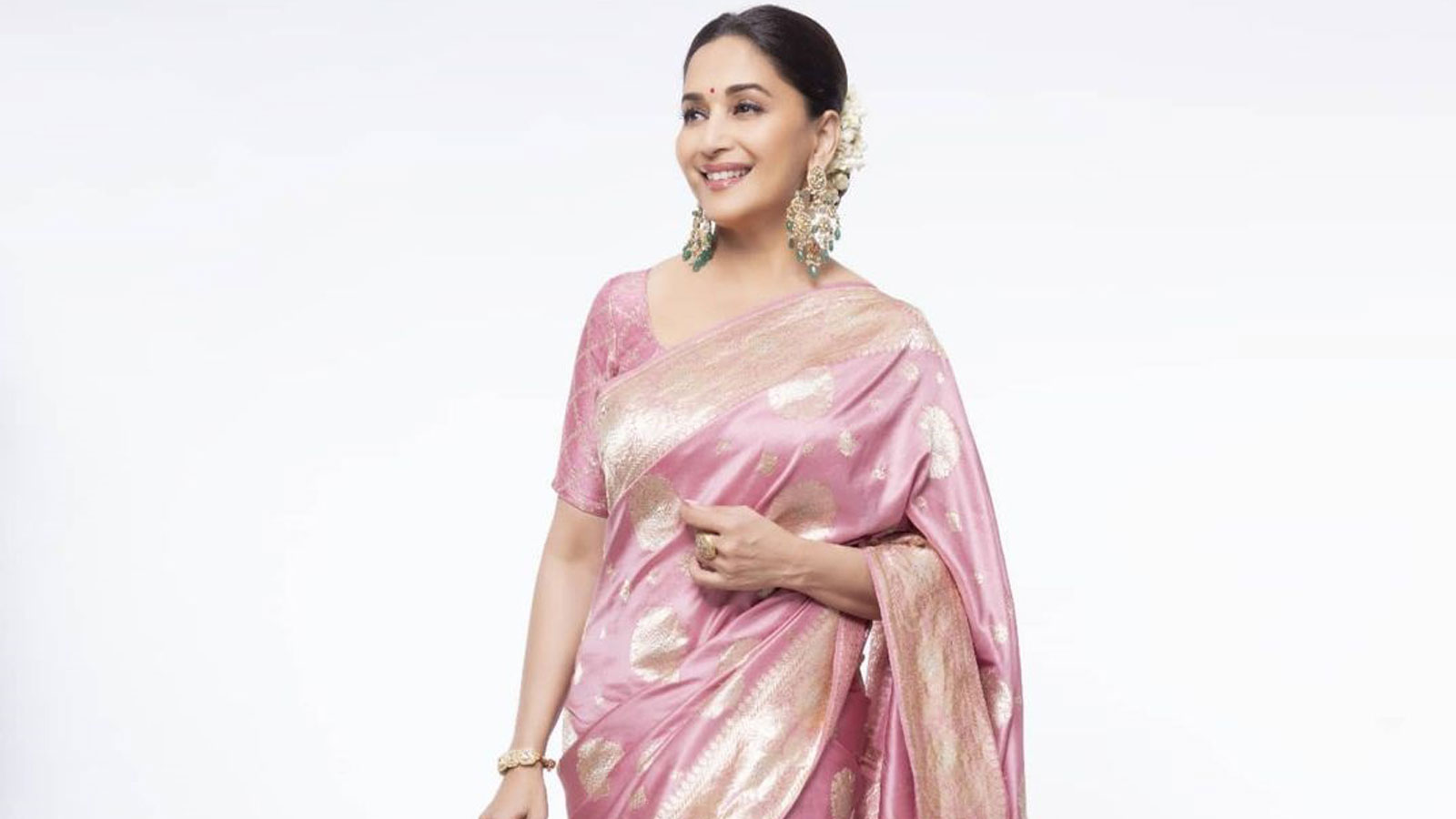 How To Wear A Golden Saree Like A Bollywood Celebrity