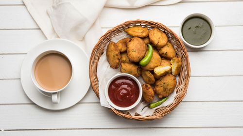 Aloo Pakoda Recipe That'll Have You Craving More: Maharashtrian Style Potato Bhajiya