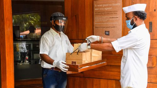 Three City Restaurants Partner With Mumbai’s Dabbawalas For Delivery