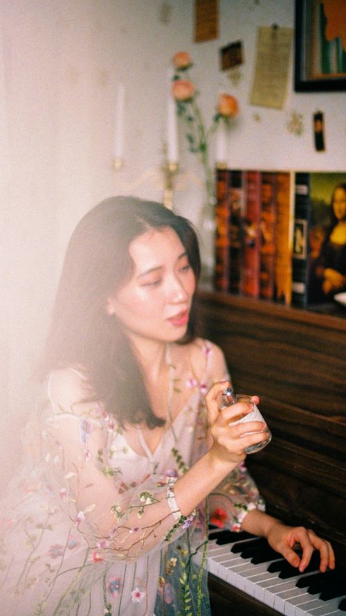 The Perfume Trends You’re Smelling Everywhere Right Now