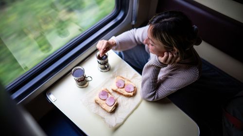 Healthy & Mess Free Snacks To Pack For Your Next Train Journey