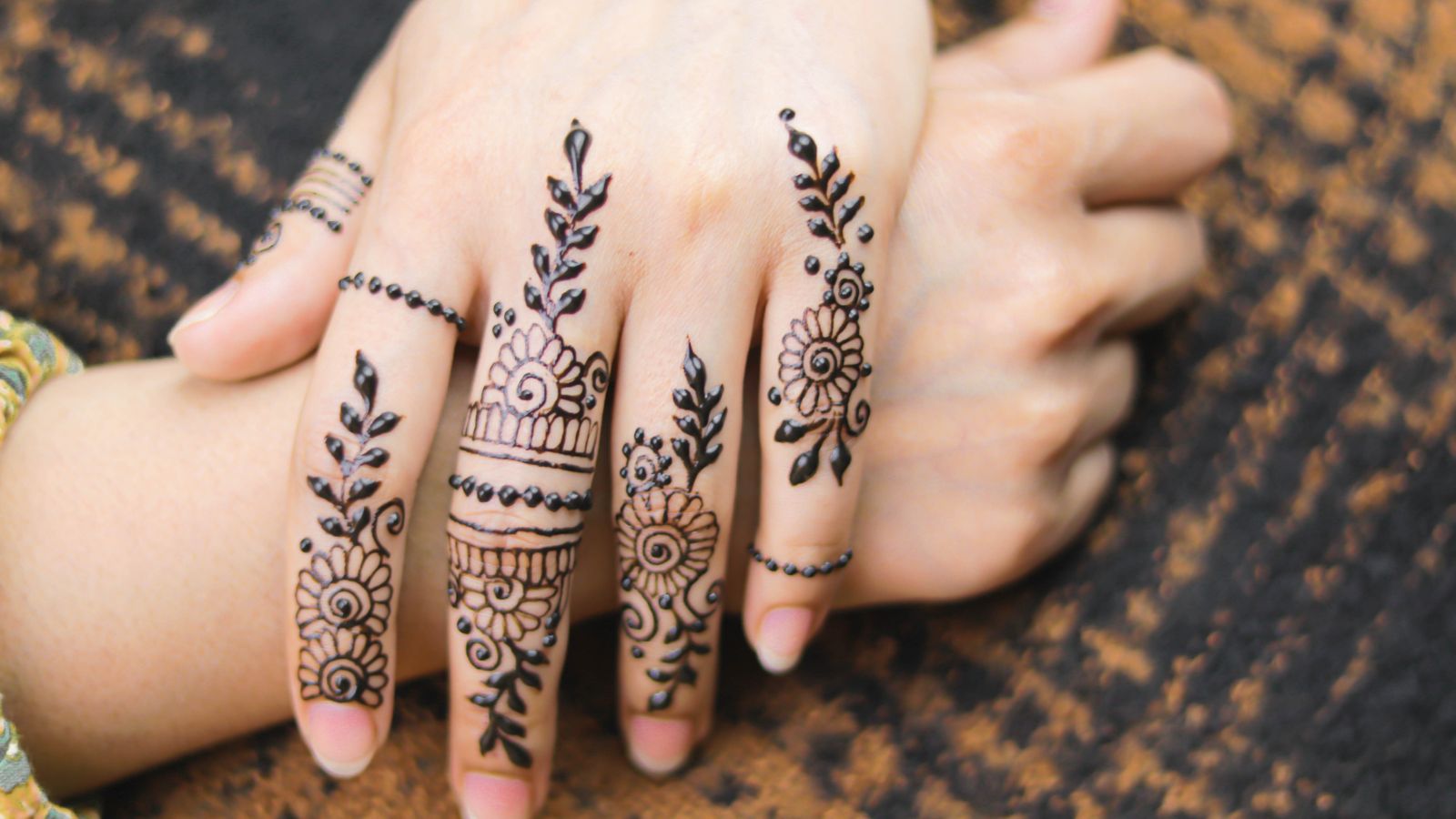 Photo of Full Back Finger Mehndi Design