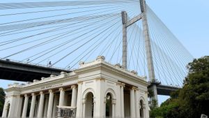The Prinsep Ghat set against the Vidyasagar Setu, which is also known as the Second Hooghly Bridge.