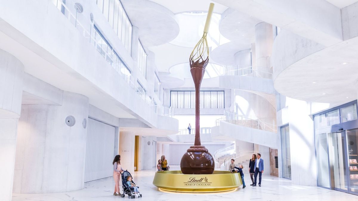Giant Chocolate Fountain At Lindt, Home of Chocolate