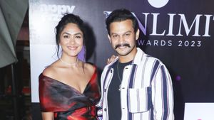 Mrunal and Addinath come together to pose for a picture.  