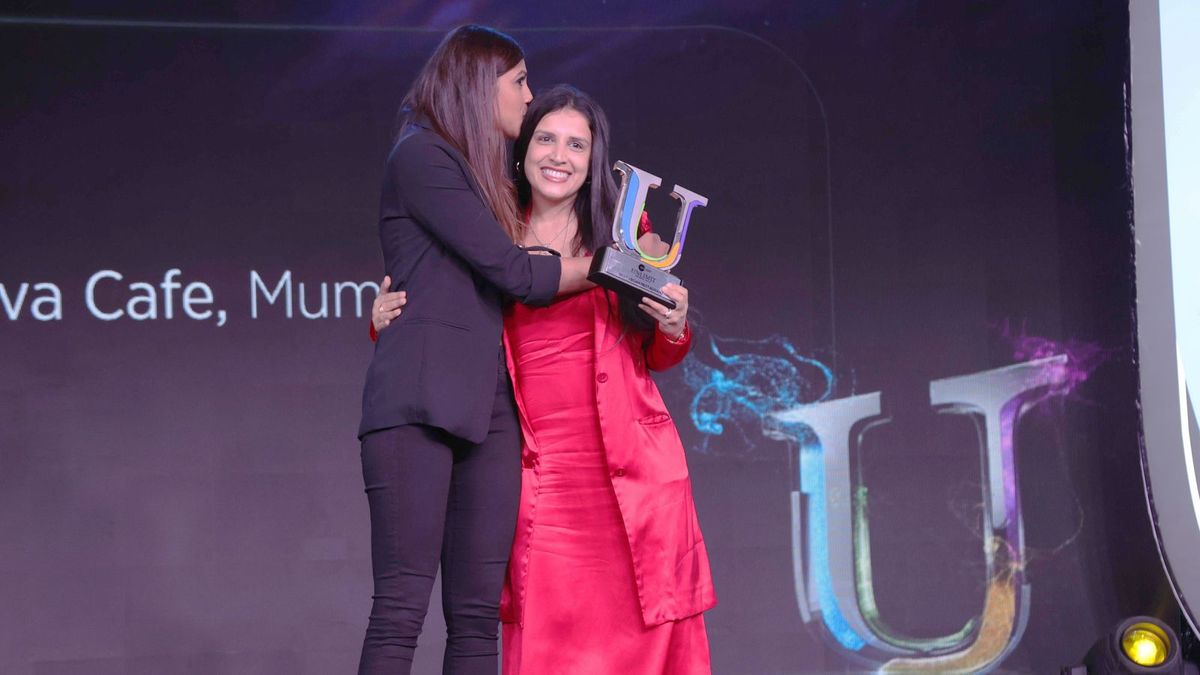 Celebrity yogini Anshuka Parwani with chef Raveena Taurani, whose cafe Yogisattva won the Best Vegan Restaurant award. 