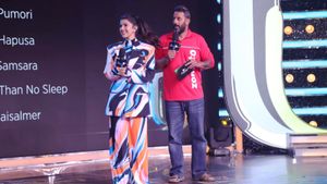 TV anchor and author Mayur Sharma and actor Nimrat engaged in a fun banter with the awards' hosts Harman Singha and Simaran Kaur.
