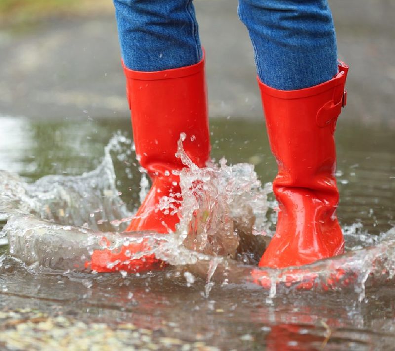 This is how to dress for rain in summer and not ruin your shoes