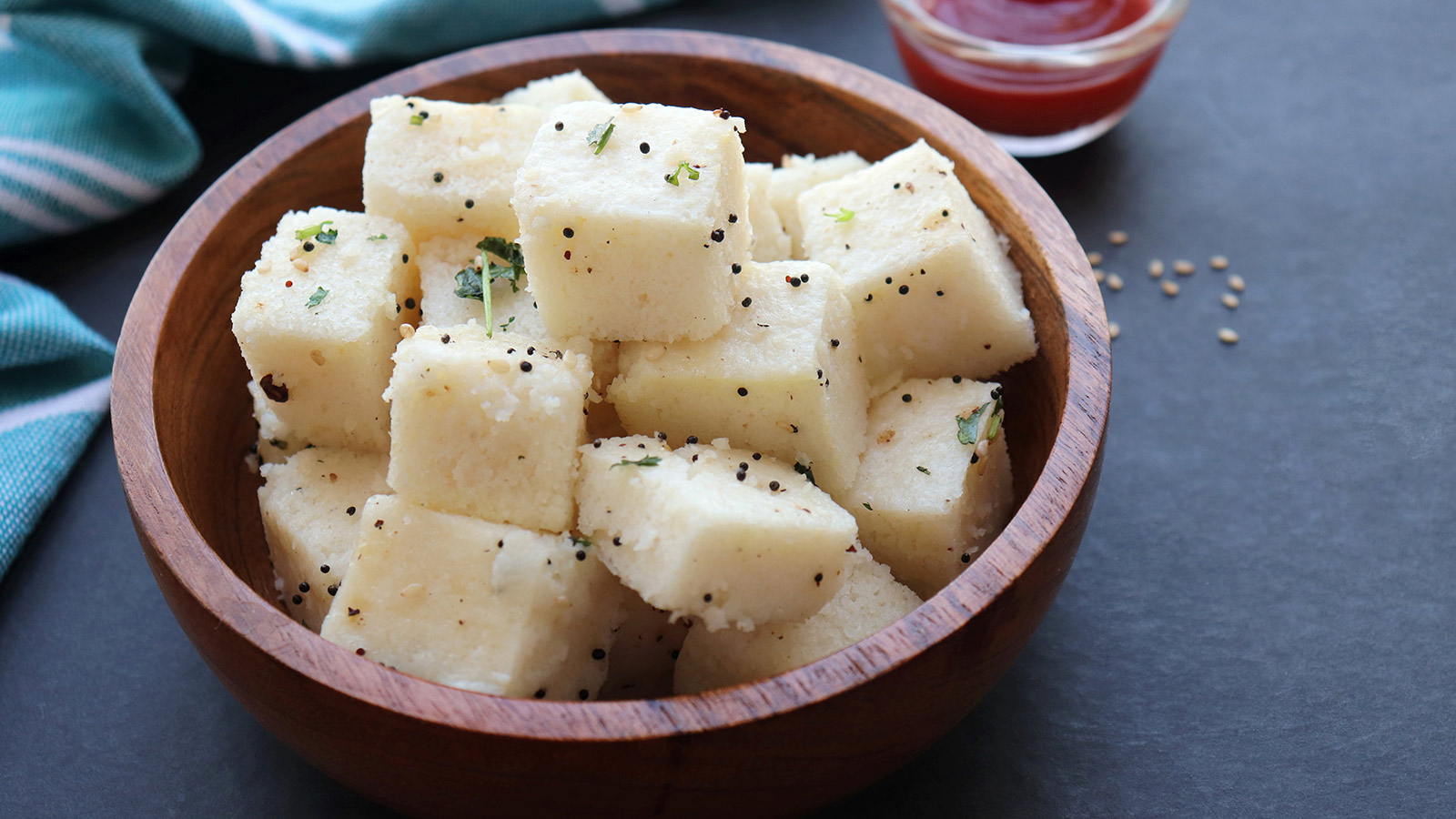 Closeup-of khaman Dhokla With Green-Chilli indian gujrati snack fast-food  dish