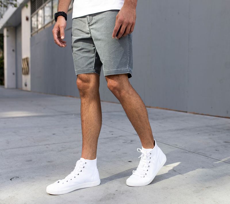 40 Cool White Sneakers Outfits for Men | Winter outfits men, Men fashion  casual outfits, White sneakers men