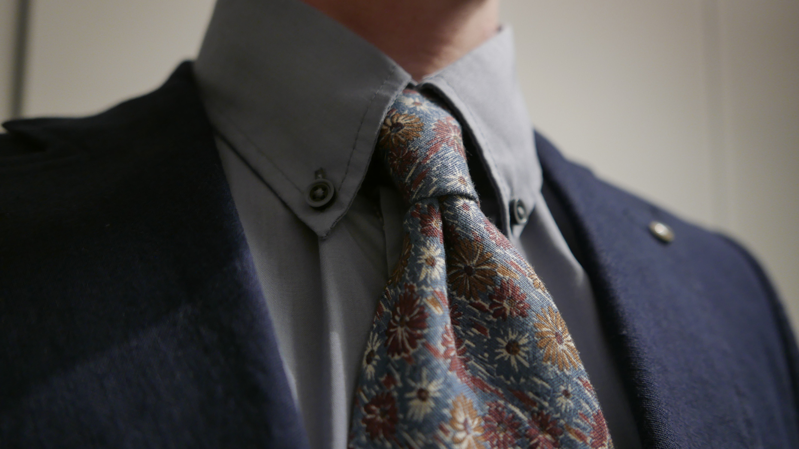 how to wear a tie