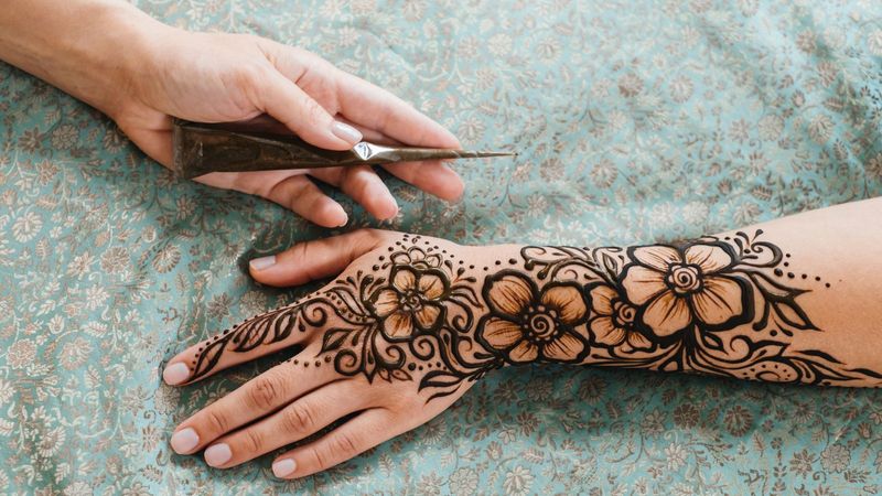 32 Captivating Henna Designs : Floral Victorian Frame on Back Hand 1 - Fab  Mood | Wedding Colours, Wedding Themes, Wedding colour palettes