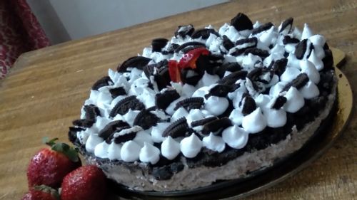 Oreo cheesecake with sliced strawberries 