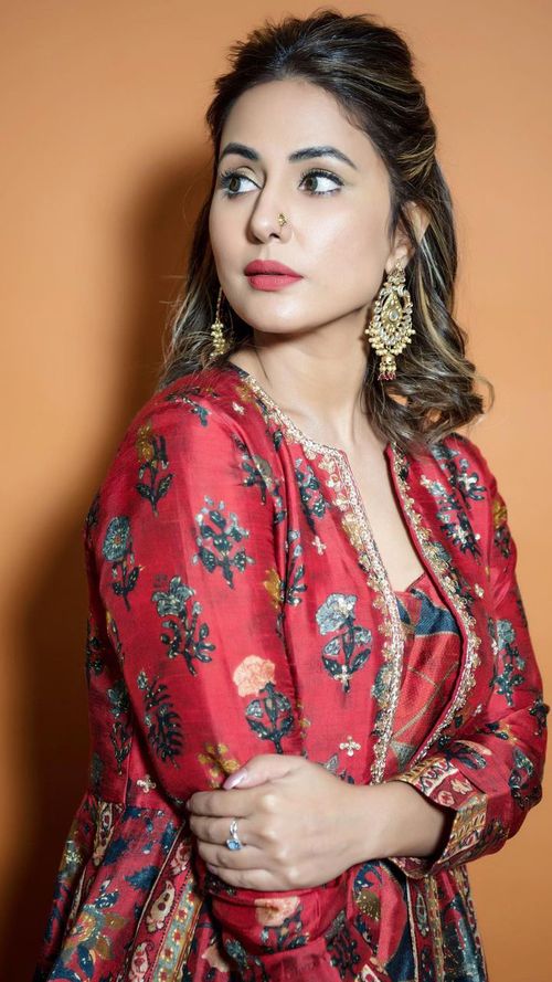 Hina Khan | Dress, Yellow dress, Stylish actresses