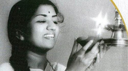 5 Lata Mangeshkar Songs To Add To Your Romance Playlist